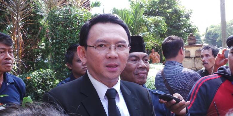 Basuki Hadiahi Kuncen Makam Wijaya Kusuma Umroh