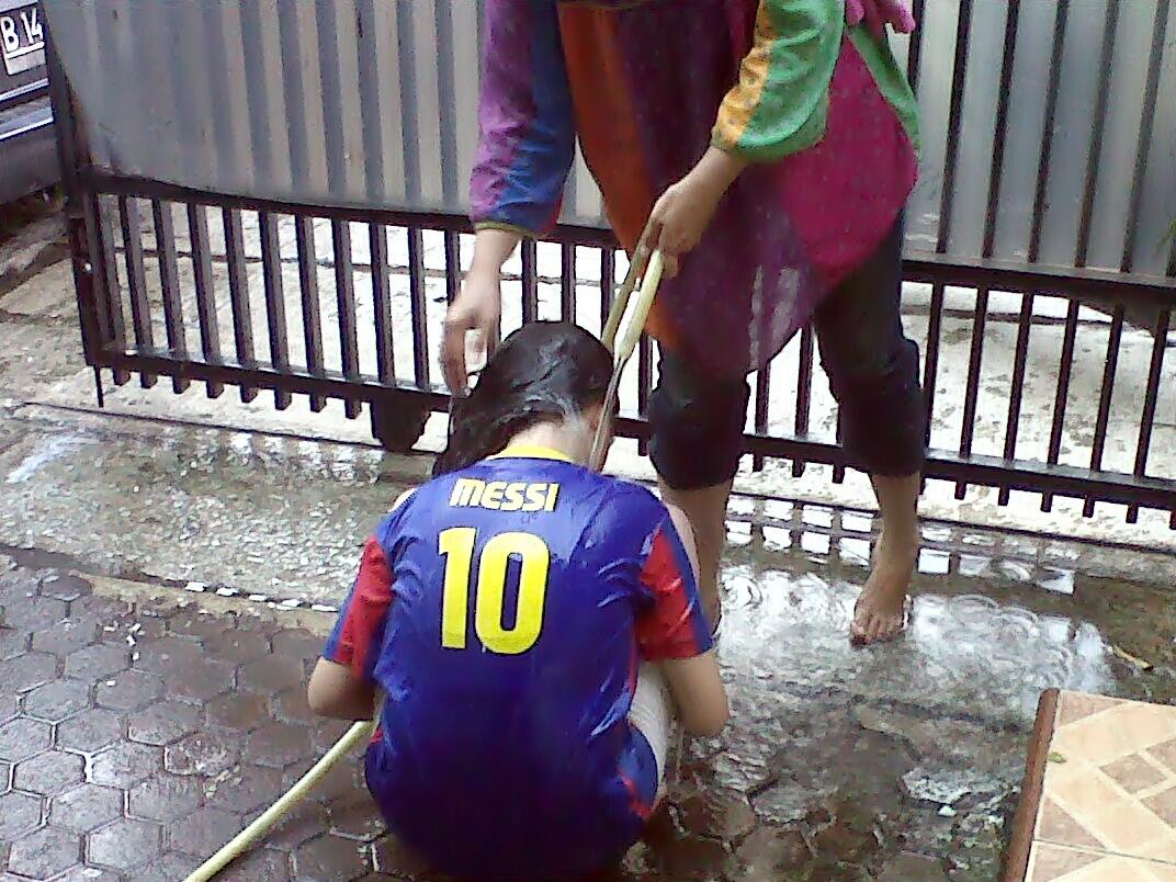 Ngintip Messi lagi mandi yuk! &#91;NO MAHO&#93;