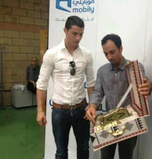 Cristiano Ronaldo dapet hadiah Al-Qur'an gan.