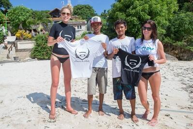 Ashley Greene (Twilight) &amp; Vanessa Hudgens Berbikini &amp; Surfing di BALI, INDONESIA