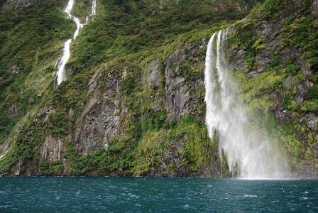 Air terjun indah yang langsung jatuh ke laut