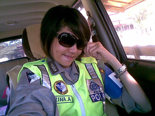 &#91;PIC&#93;Indonesian Police Woman in Action