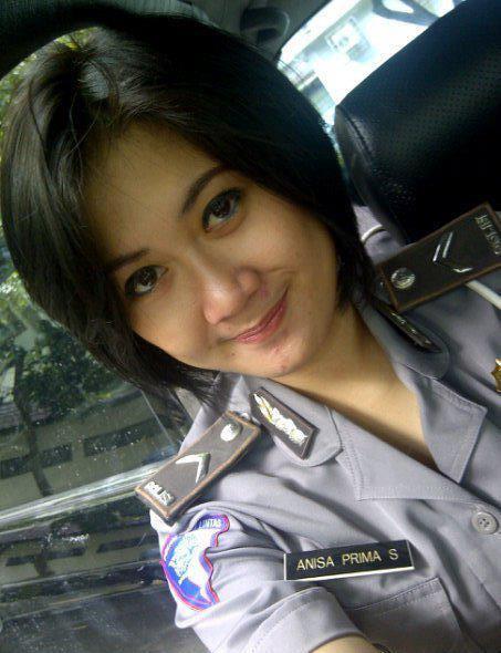 &#91;PIC&#93;Indonesian Police Woman in Action