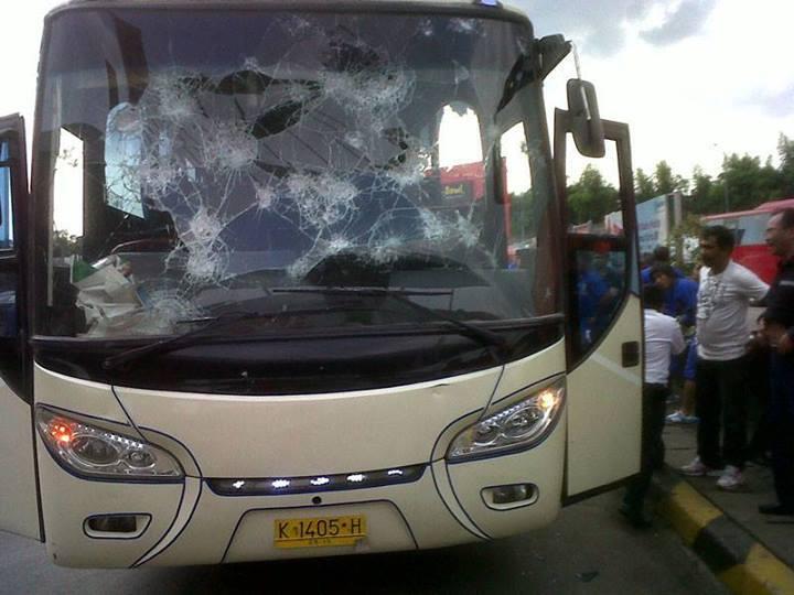 Bus yg mengangkut pemain Persib menuju GBK dilempari the jak mania