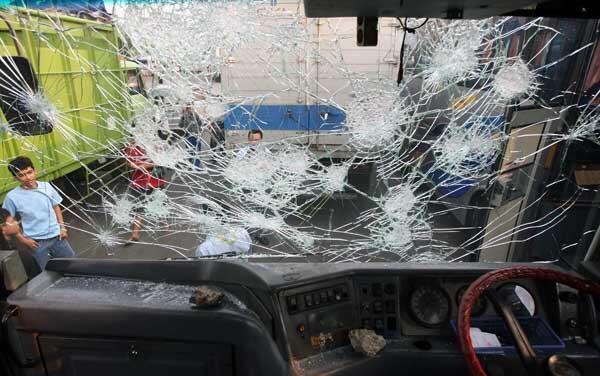 Jokowi Sesalkan Insiden Pelemparan Bus Persib oleh Suporter