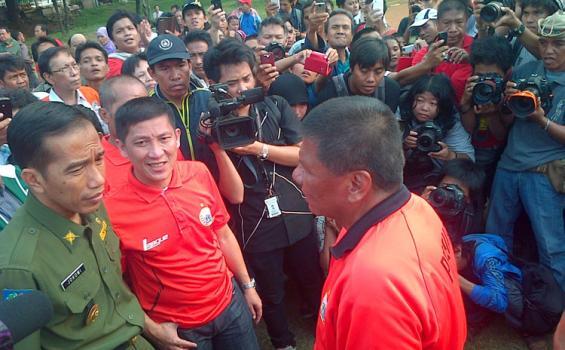 ( Bikin Malu Gubernur ) Jokowi Kecewa Suporter Persija Bikin Ulah