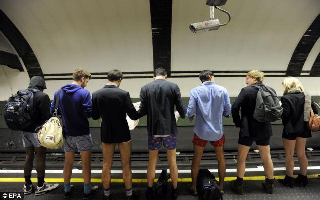 Gilanya Aksi 'No Pants Day' dalam Kereta Bawah Tanah! &#91;BBdikit&#93;