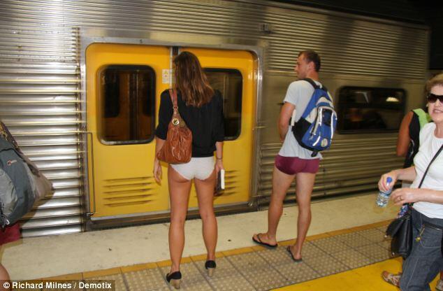 Gilanya Aksi 'No Pants Day' dalam Kereta Bawah Tanah! &#91;BBdikit&#93;