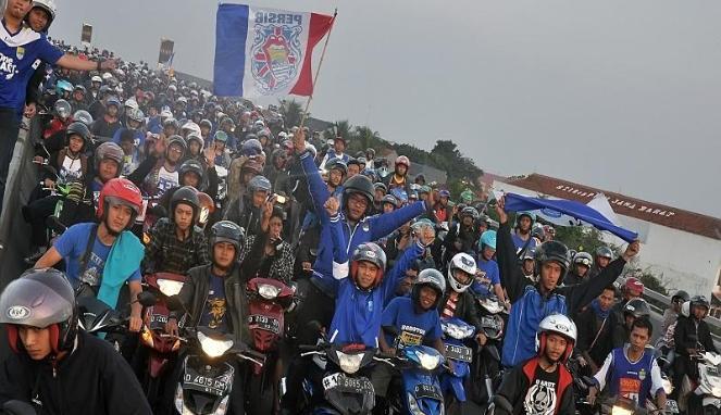 Di Bandung, Mobil Pelat B Diserang pakai Kayu dan Batu