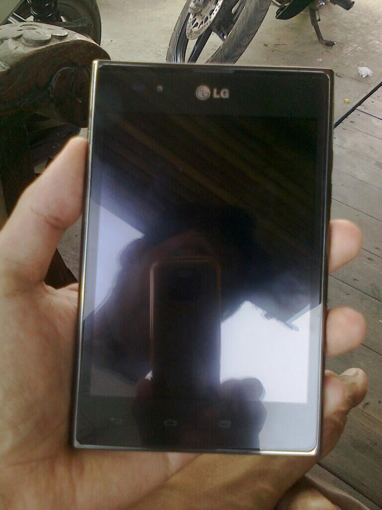 LG Optimus Vu P895 Hitam, Mulus, Garansi sampai MEI 2014