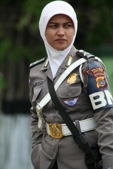 (POLWAN) Polisi Wanita, Tetap Anggun Dengan Jilbab 