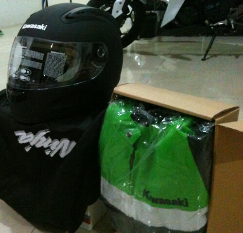 JUAL helm orisinil Ninja 250 n jacket BNIB NEW