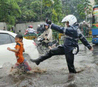 POLISI ...... POLISI .......... (GAMBAR GOKIL POLISI)