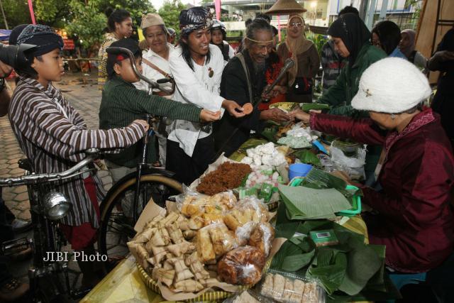 AKSI UNIK PEDAGANG GELAP DI 0 KM AREA MALIOBORO YOGYAKARTA