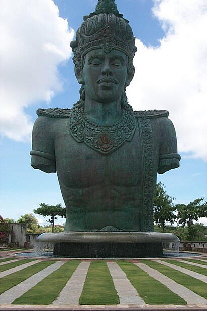 Garuda Wisnu Kencana mengalahkan tinggi patung Liberty