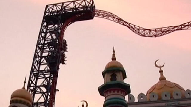 Roller Coaster Nyangkut, Sebelas Penumpang Syok 