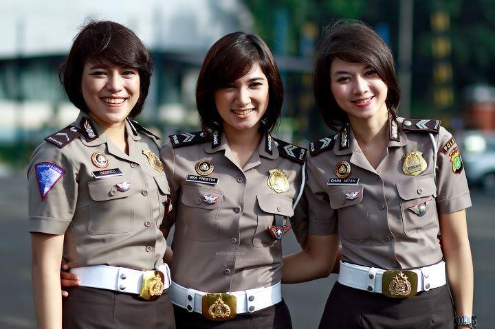 &#91;PIC&#93;Indonesian Police Woman in Action