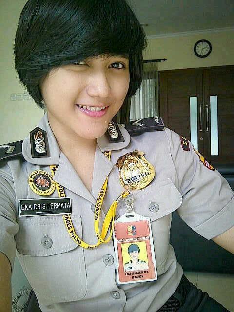 &#91;PIC&#93;Indonesian Police Woman in Action