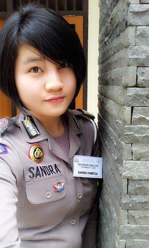 &#91;PIC&#93;Indonesian Police Woman in Action