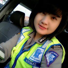 &#91;PIC&#93;Indonesian Police Woman in Action