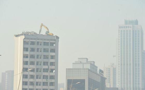 &#91;EDAN..!&#93; Gimana ceritanya itu Excavator bisa di atas gedung?