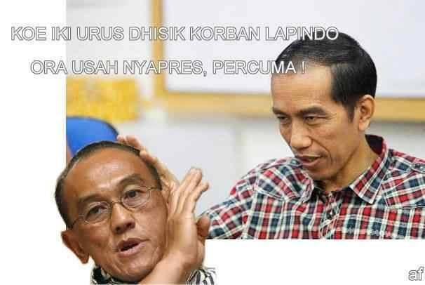 &#91;PIC&#93; JOKOWI mendorong kepala ARB sambil berpesan......