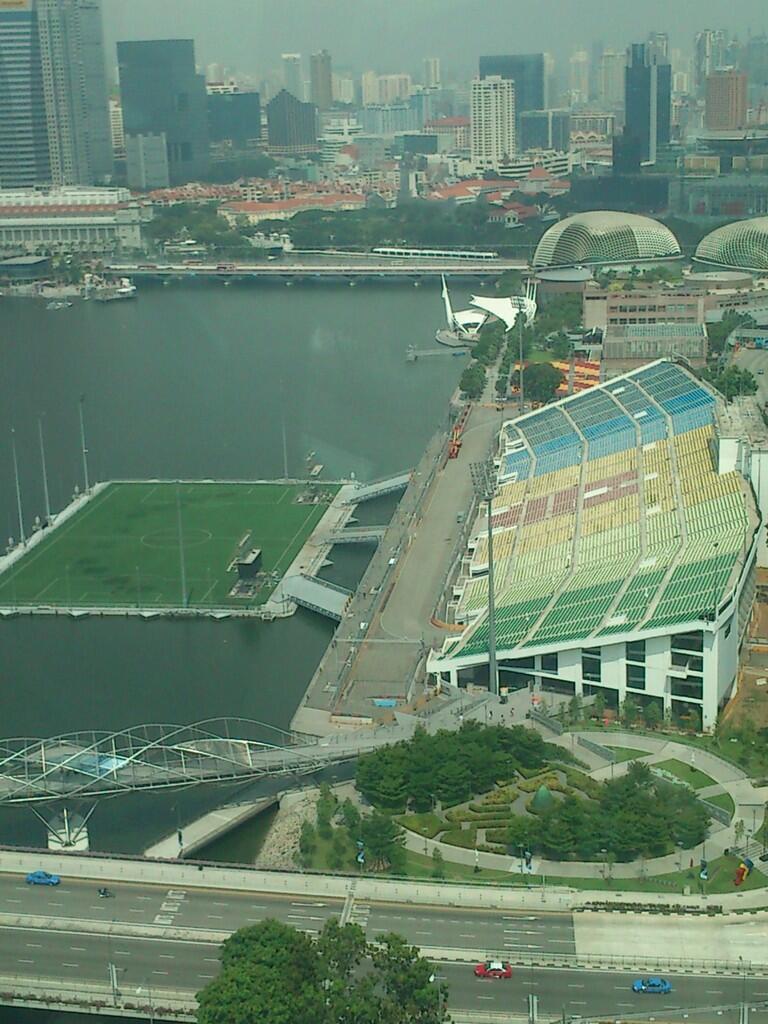 Stadion Sepakbola Unik, Terapung dan Terbesar di Dunia 