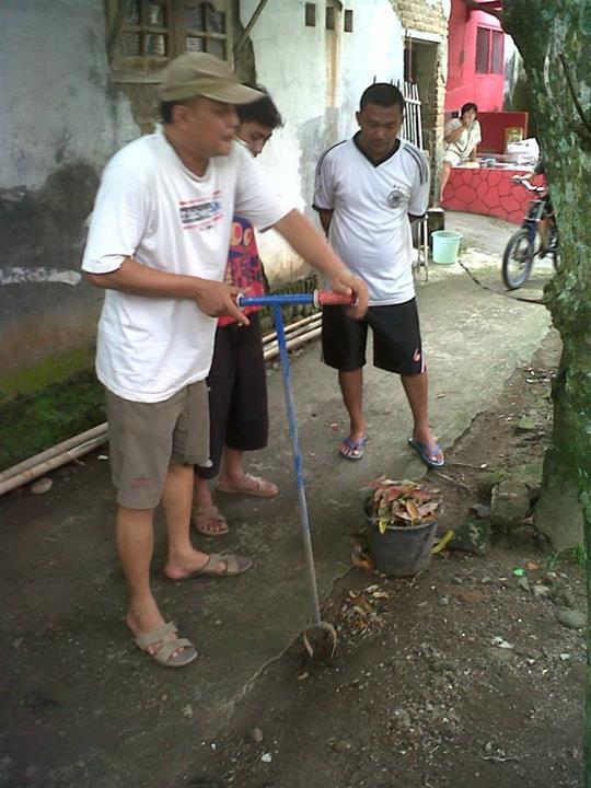 pembuatan lubang biopori di desa kami tercinta ( yang cinta lingkungan masuk )