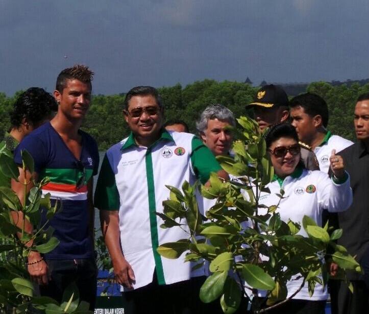 Presiden SBY Keranjingan Upload Foto Bareng CR7 di Twitter