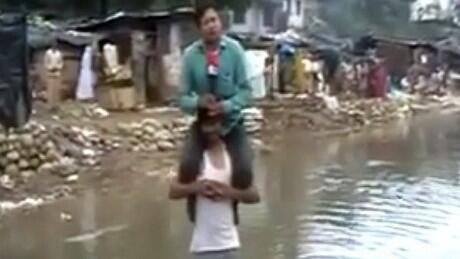 Laporkan Berita Banjir Sambil Digendong Warga, Reporter India Dikecam