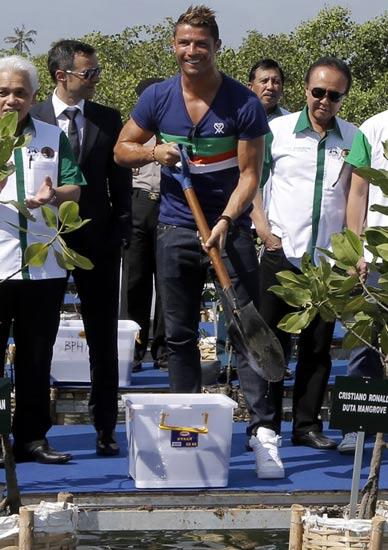 Cristiano Ronaldo Jadi Duta Mangrove Bali (ini foto-fotonya gan)