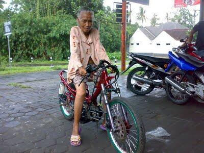 Pernah Liat Nenek-Neke umur 80 thn Pake Naik Motor Balap !!!