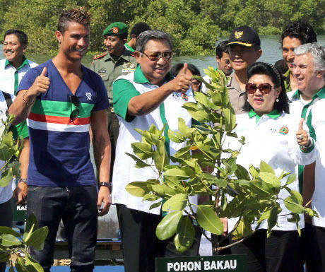 Antusias CR7 menanam mangrove di Bali