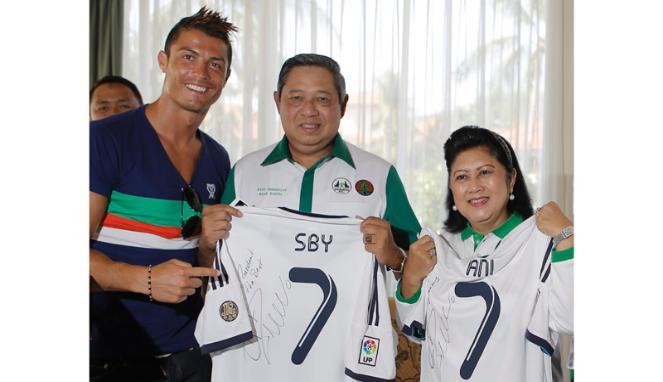 Ini 4 jersey sepak bola yang dikoleksi SBY gratis