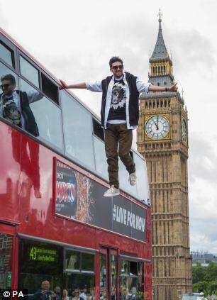 Believe It or Not! Ilusionis Dynamo Melayang di London