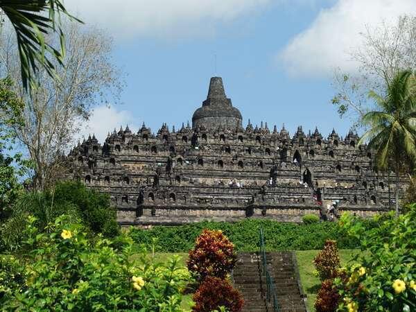 Inilah 10 Landmark Paling Terkenal di Indonesia