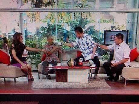 Ini Penampakan Saat Munarman Siram Tamrin di Acara Tv One 