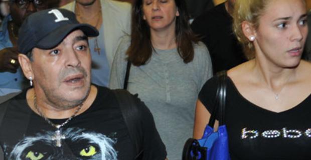 Tiba di Bandara Soetta, Maradona Didampingi Dua Wanita Cantik