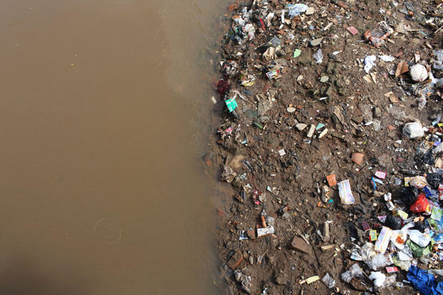 Toxic Waters: Photographing the Severe Pollution in Jakarta, Indonesia 