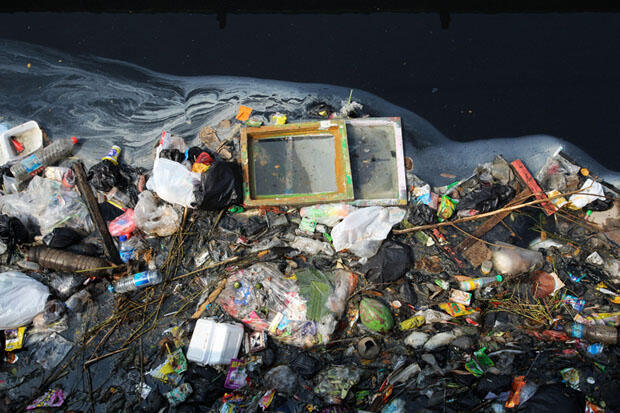 Toxic Waters: Photographing the Severe Pollution in Jakarta, Indonesia 