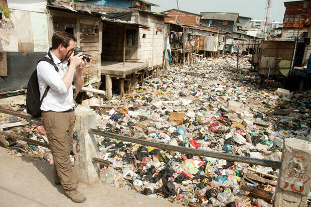 Toxic Waters: Photographing the Severe Pollution in Jakarta, Indonesia 