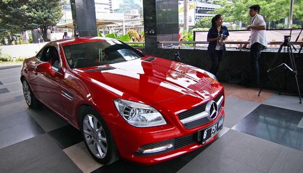 Septi Sanustika datang ke KPK Jumat 28-06-2013 menggunakan &quot;Mercedes Benz SLK&quot;