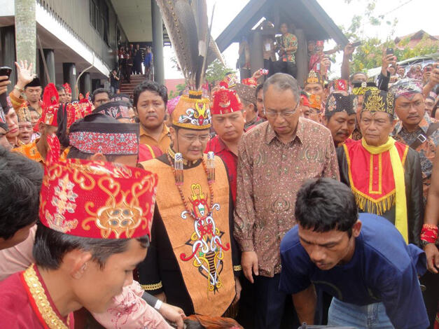 Profesor Tamrin Amal Tomagola &amp; Suku Dayak