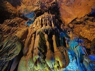 Reed Flute Cave, Gua Cantik dengan Taburan Sinar Warna-warni