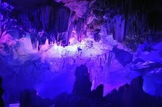 Reed Flute Cave, Gua Cantik dengan Taburan Sinar Warna-warni