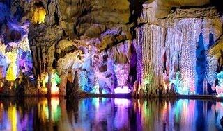 Reed Flute Cave, Gua Cantik dengan Taburan Sinar Warna-warni