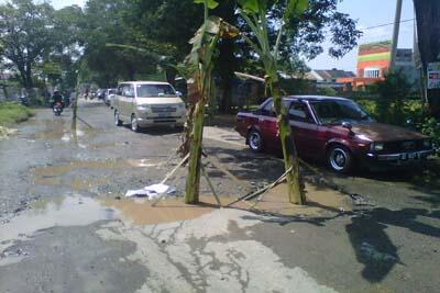 POHON PISANG (simbol protes masyarakat kecil kepada penguasa)