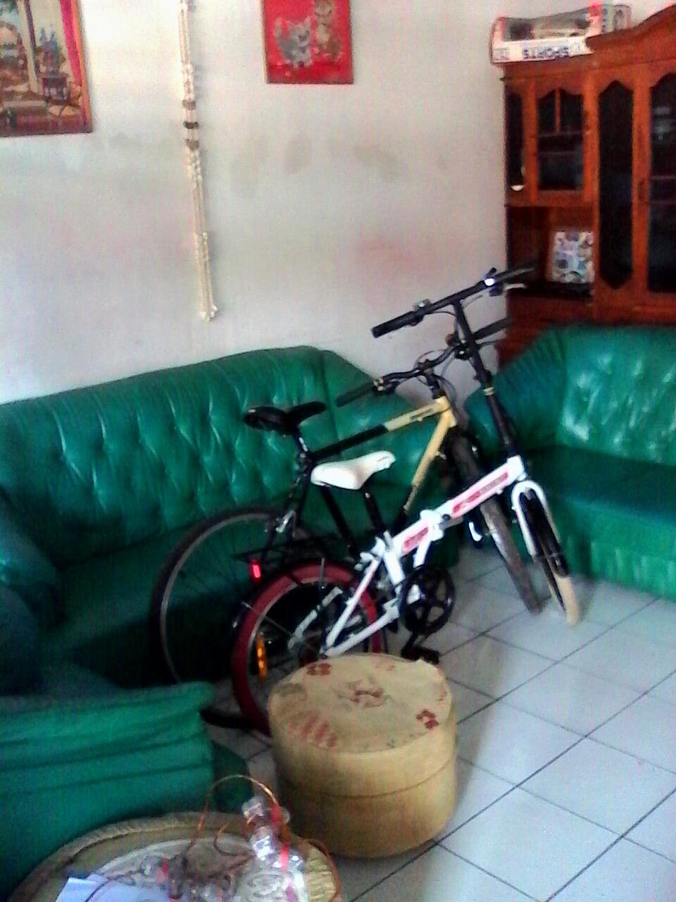 rumah besar pinggir jalan