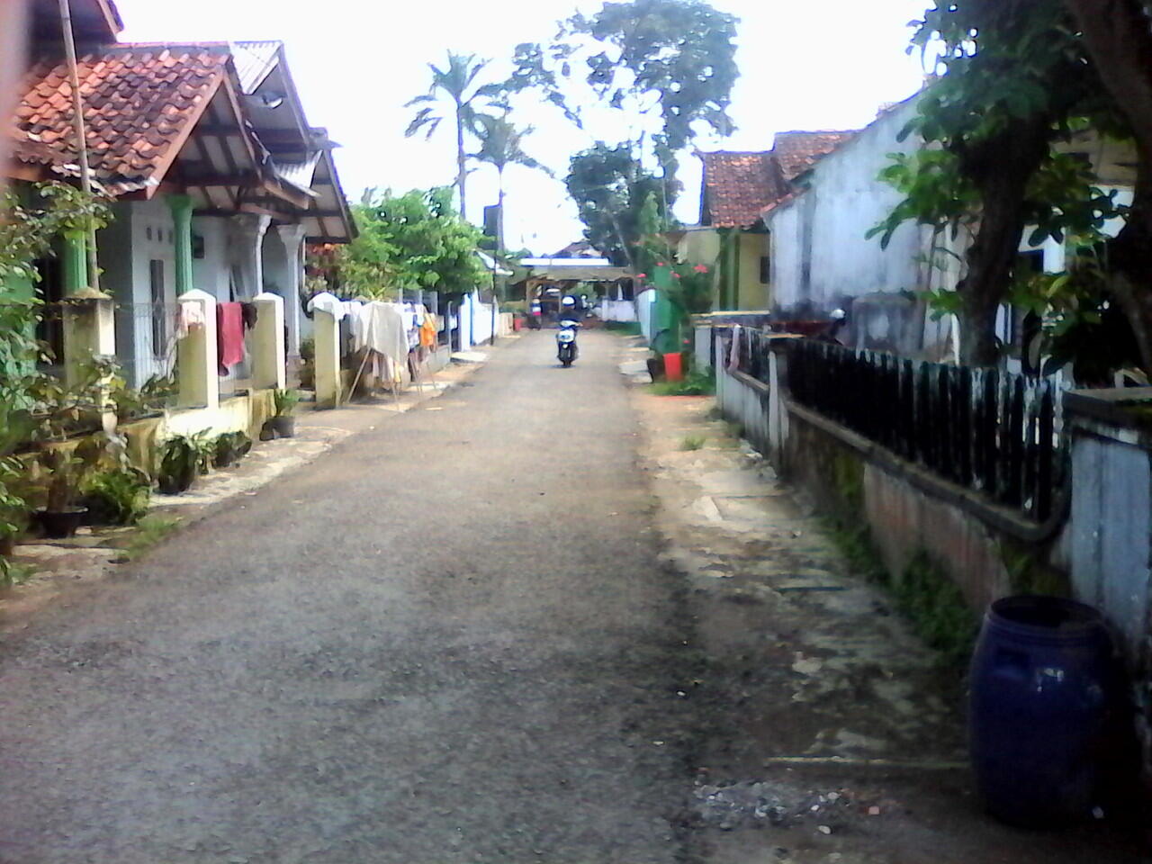 rumah besar pinggir jalan