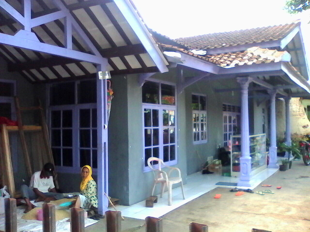 rumah besar pinggir jalan